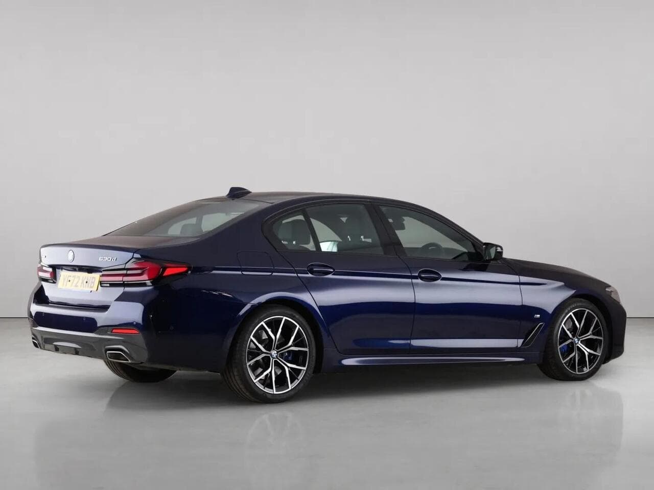 BMW 5 Series thumbnail Side Right