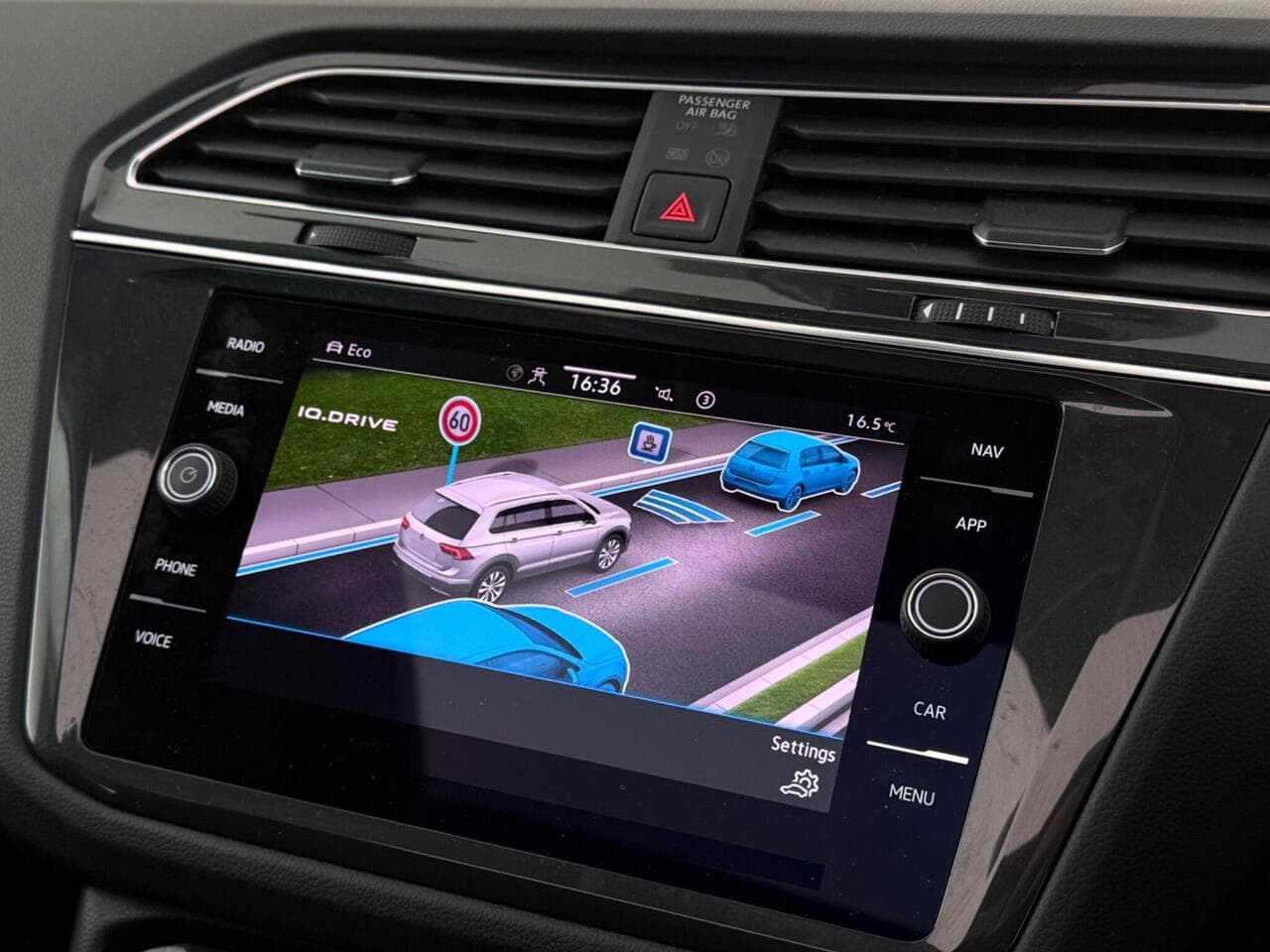 Volkswagen Tiguan thumbnail Infotainment System