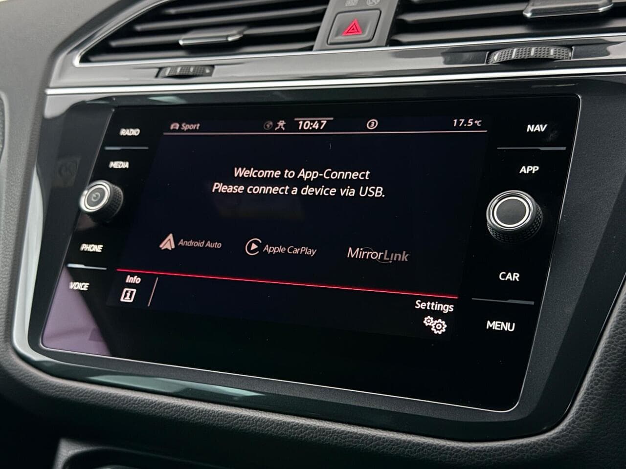 Volkswagen Tiguan thumbnail Infotainment System
