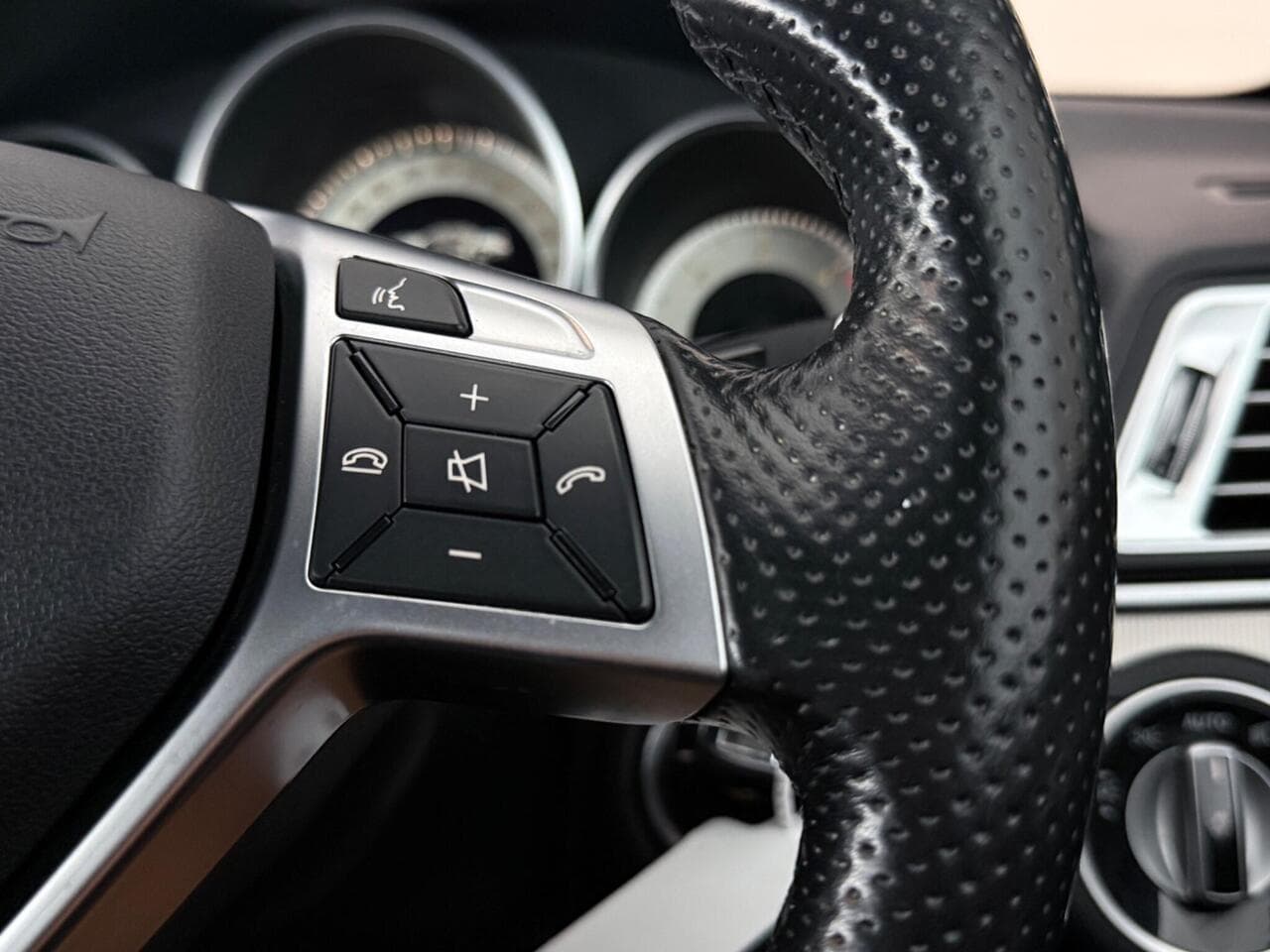 Mercedes-Benz E Class thumbnail Misc Controls