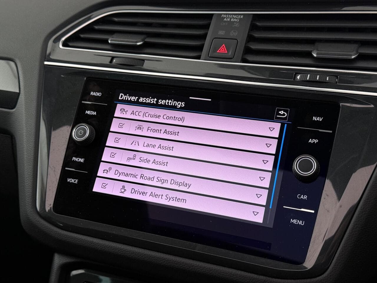Volkswagen Tiguan thumbnail Infotainment System