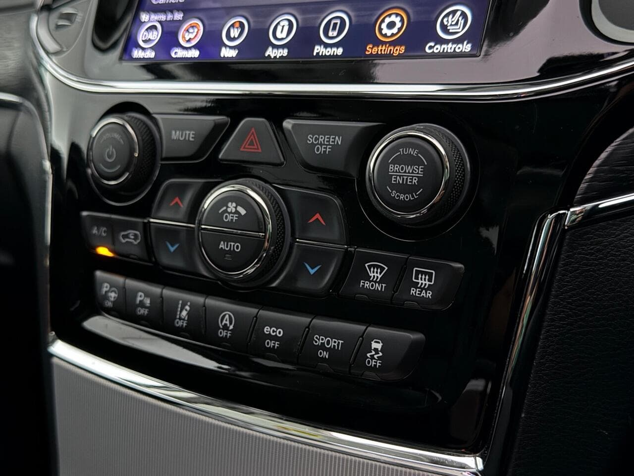 Jeep Grand Cherokee thumbnail Interior Front