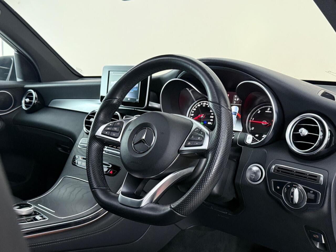 Mercedes-Benz GLC thumbnail Interior Front