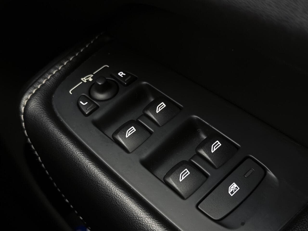 Volvo XC60 thumbnail Misc Controls
