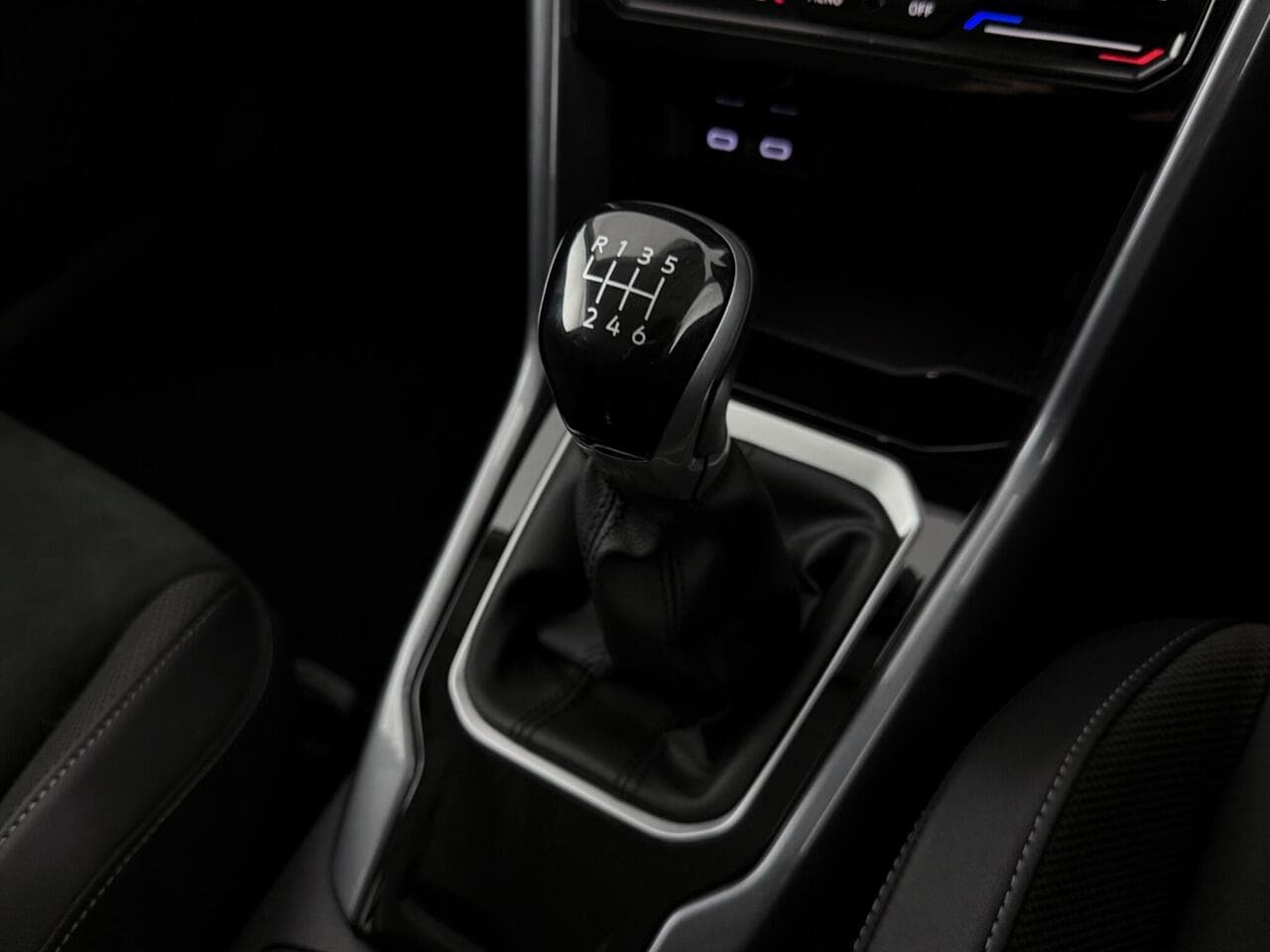 Volkswagen T-Roc thumbnail Interior Front