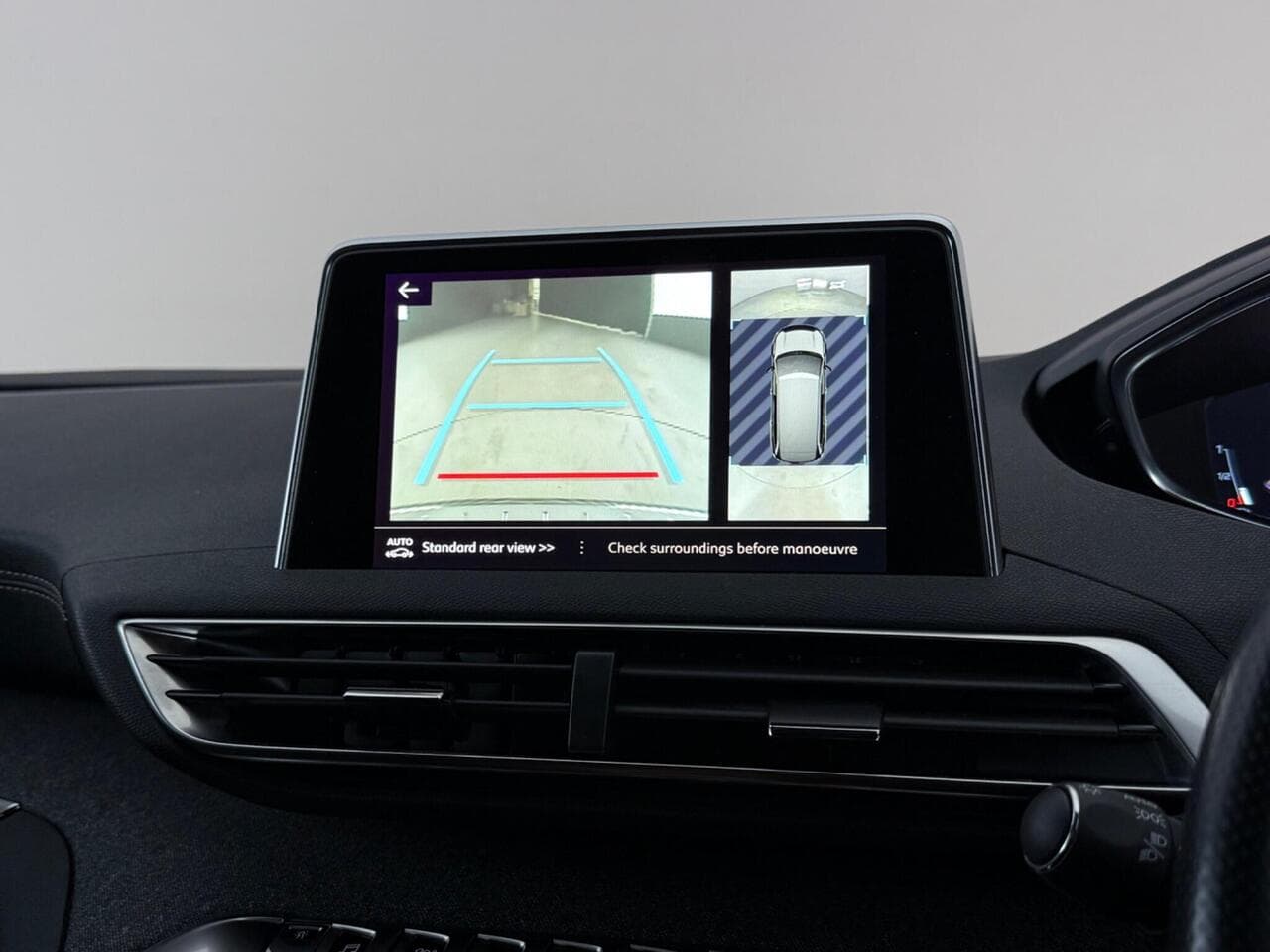 Peugeot 5008 thumbnail Infotainment System
