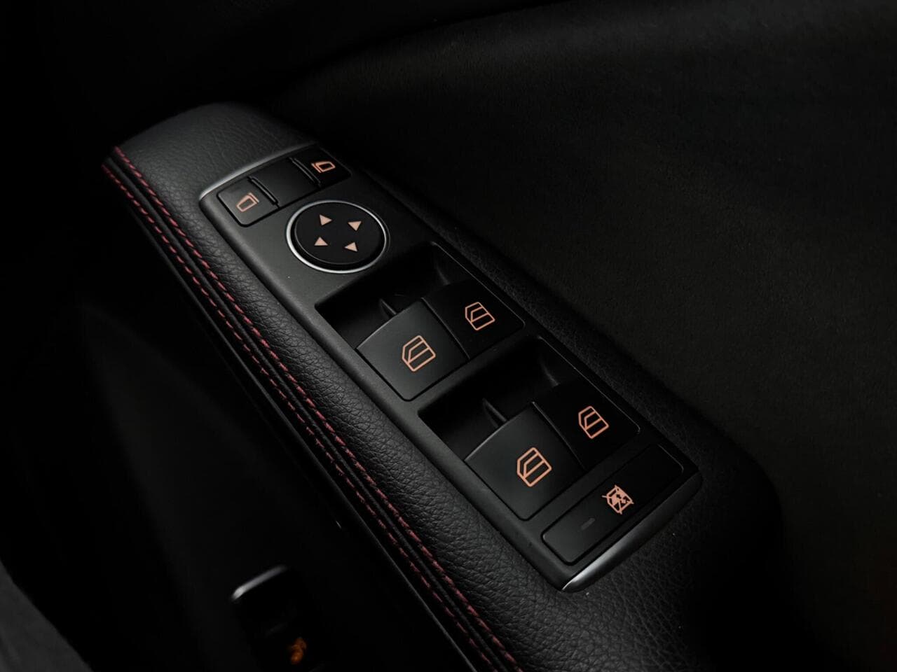 Mercedes-Benz GLA thumbnail Interior Front