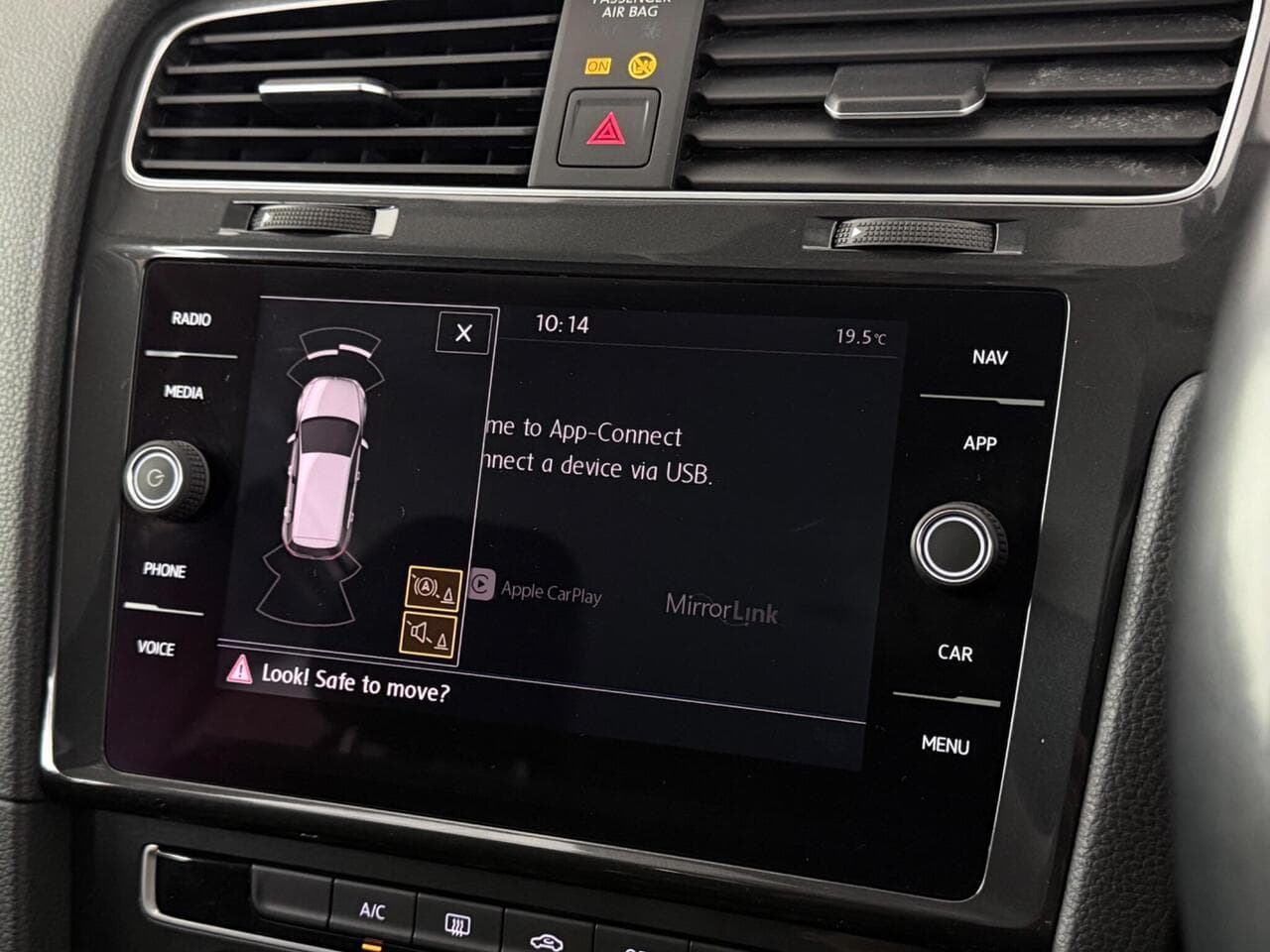 Volkswagen Golf thumbnail Infotainment System
