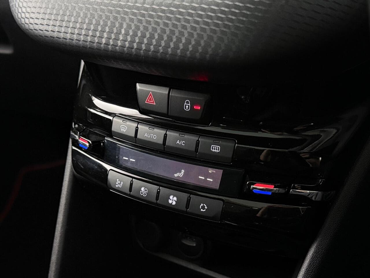 Peugeot 2008 thumbnail Misc Controls