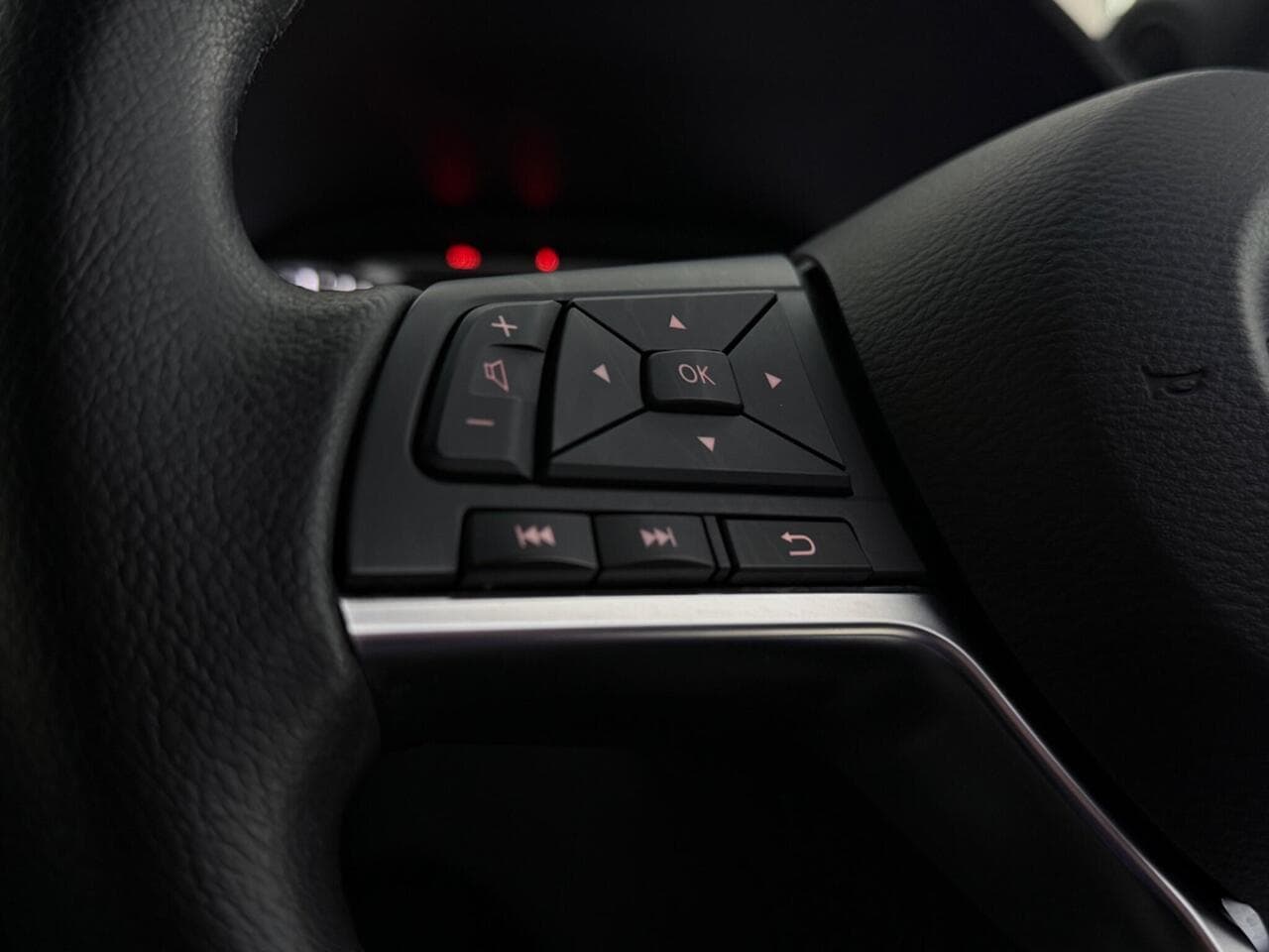 Nissan Juke thumbnail Misc Controls