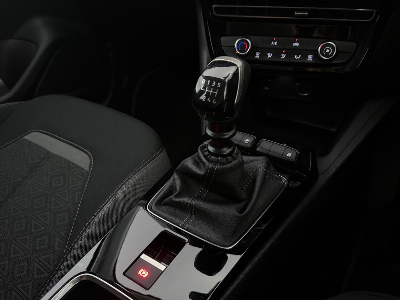 Vauxhall Mokka thumbnail Interior Front