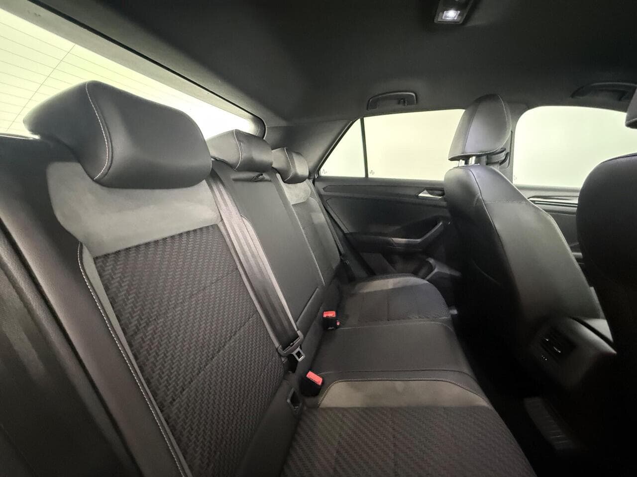 Volkswagen T-Roc thumbnail Seats Rear