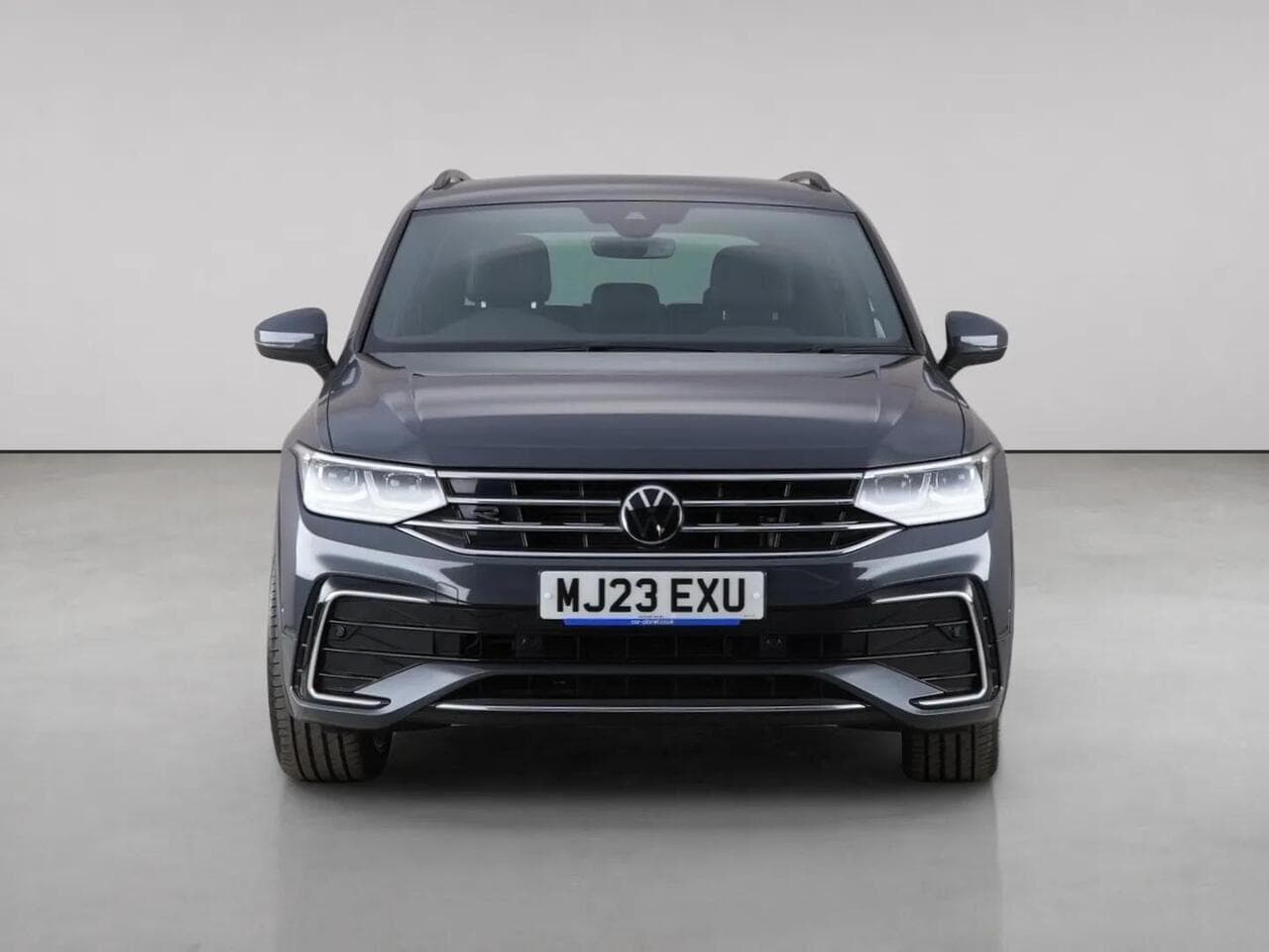 Volkswagen Tiguan thumbnail Front