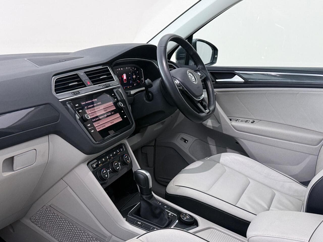 Volkswagen Tiguan thumbnail Interior Front