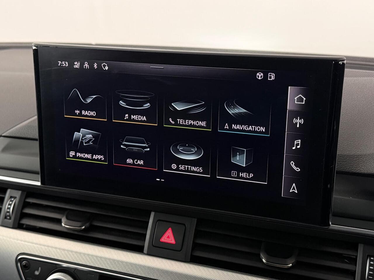 Audi A4 Avant thumbnail Infotainment System