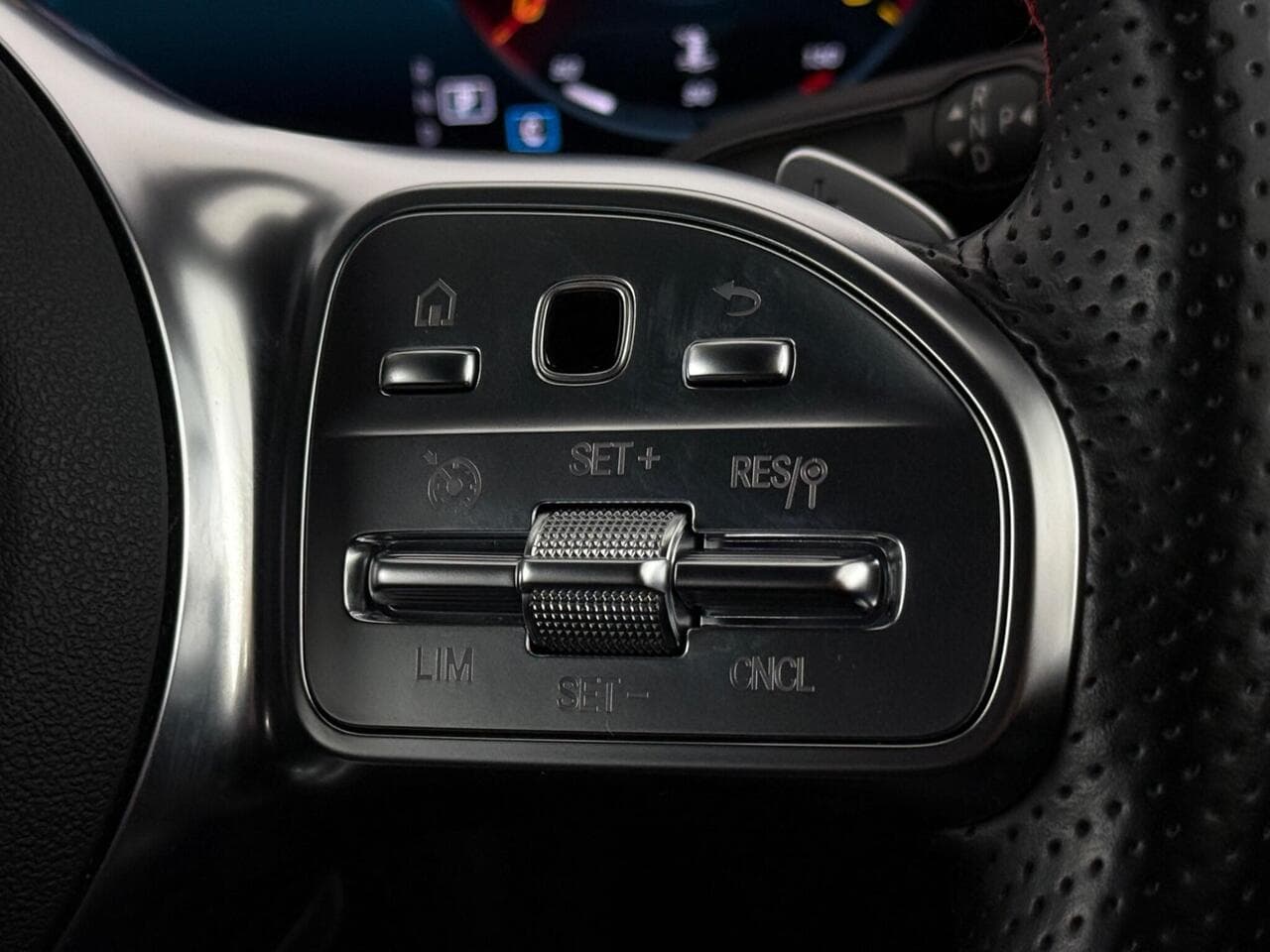 Mercedes-Benz GLA thumbnail Misc Controls