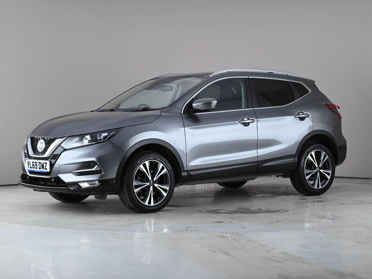 Nissan Qashqai thumbnail Front Left