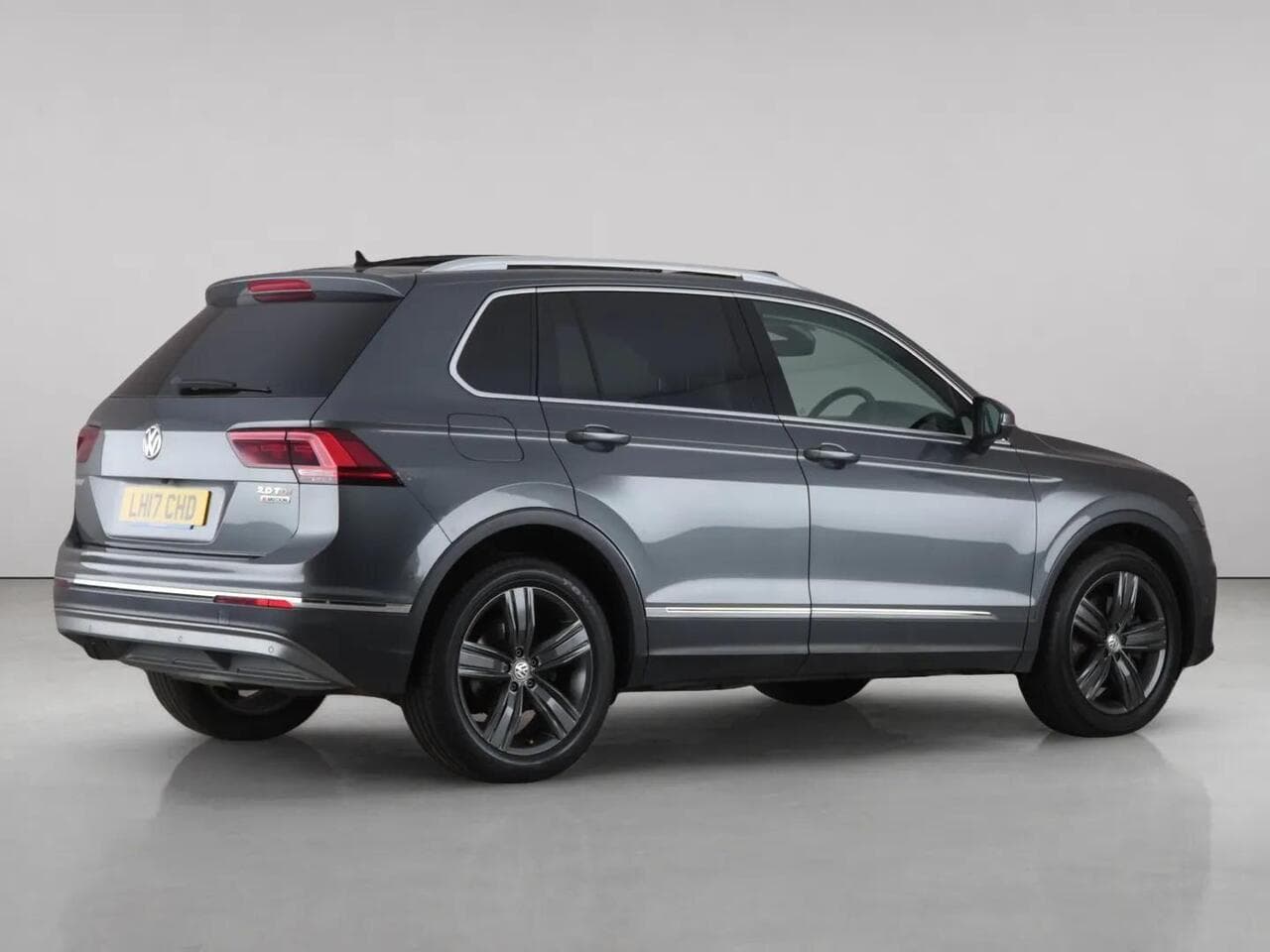Volkswagen Tiguan thumbnail Rear Right