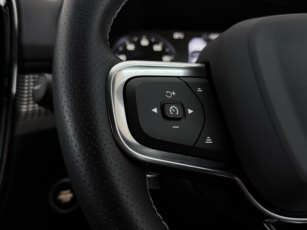 Volvo XC40 thumbnail Misc Controls