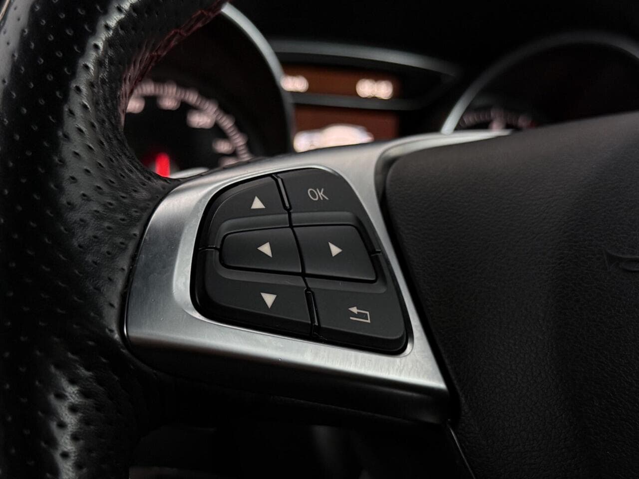 Mercedes-Benz GLA thumbnail Misc Controls