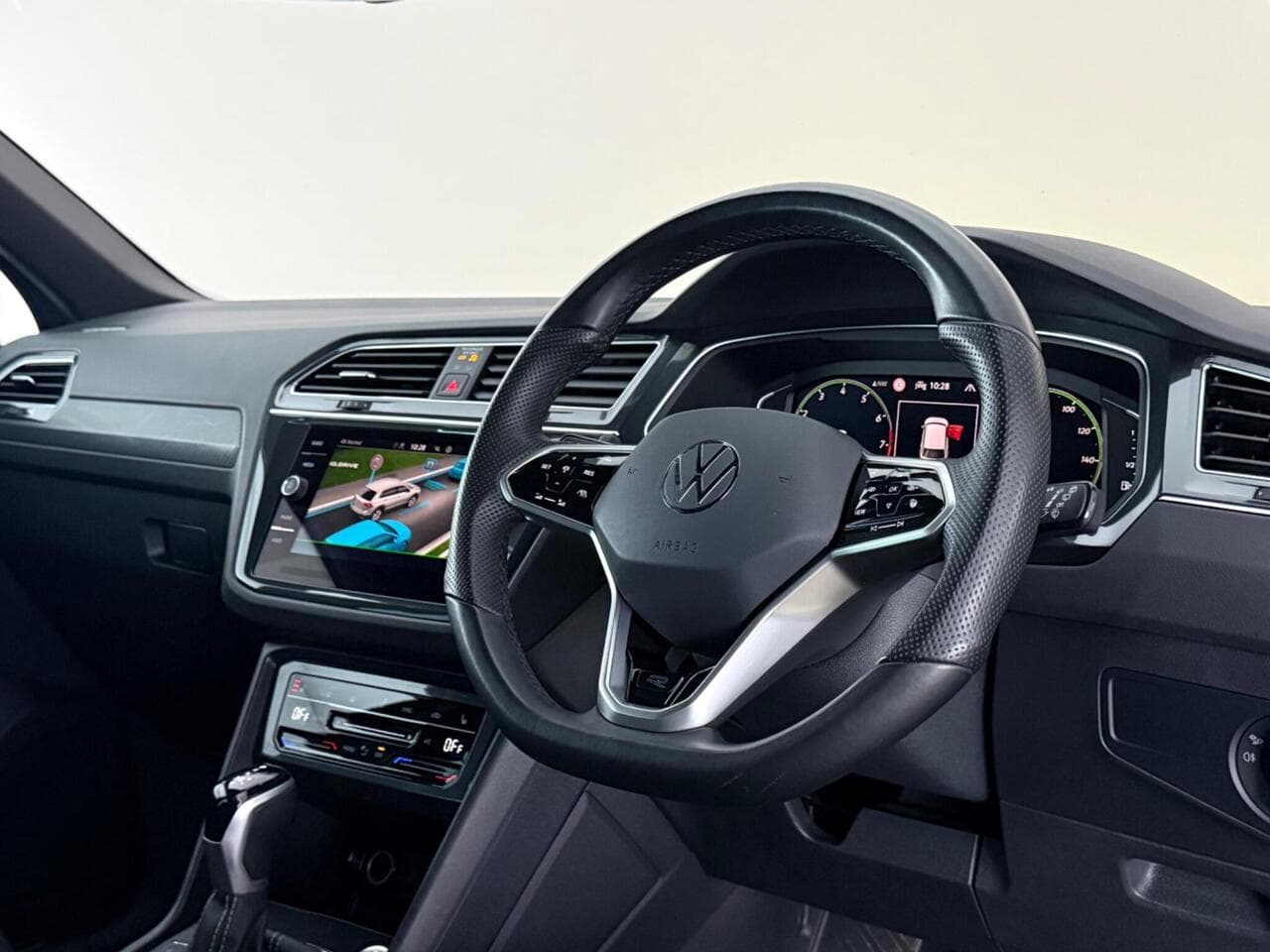 Volkswagen Tiguan thumbnail Interior Front