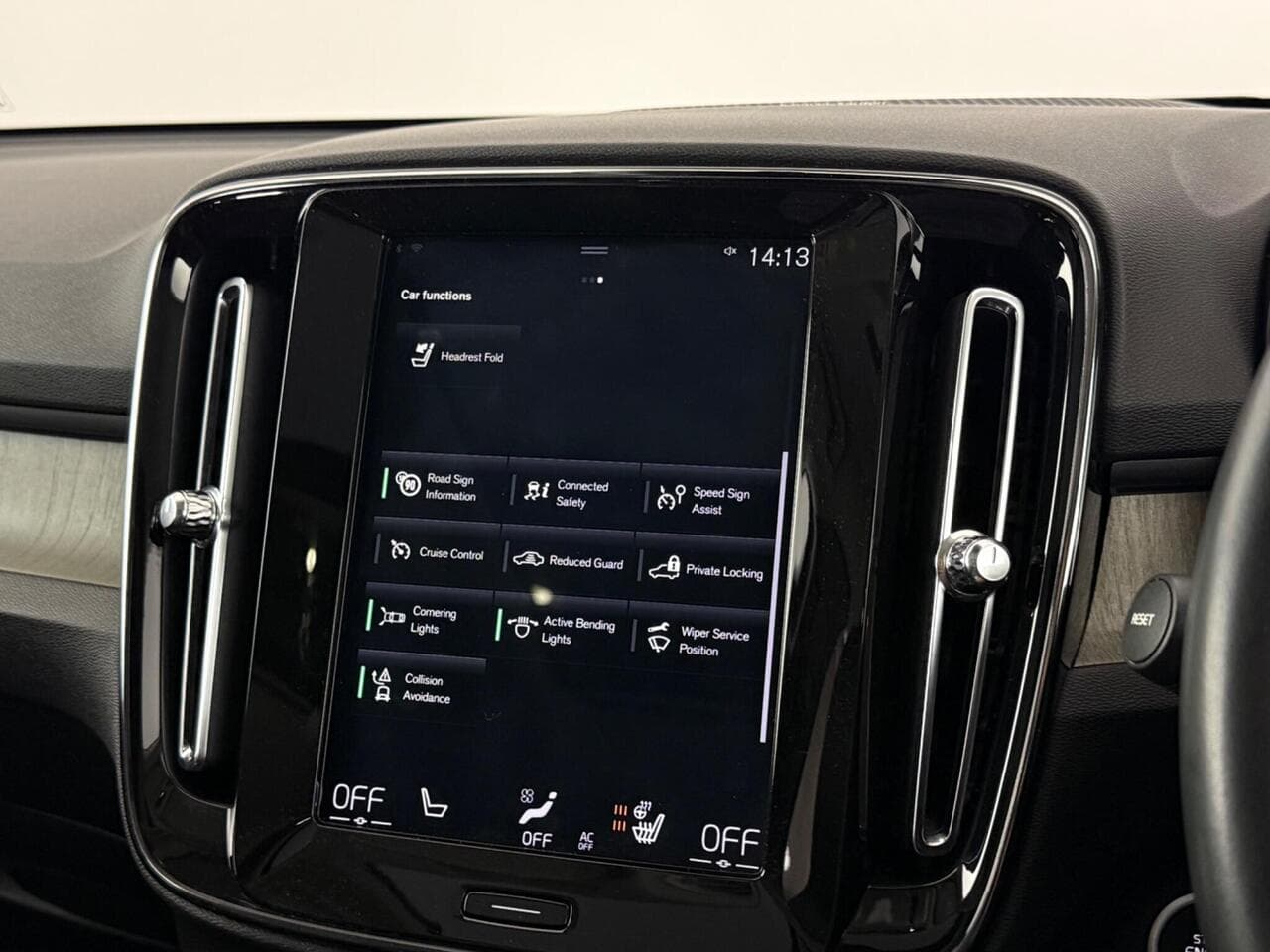 Volvo XC40 thumbnail Infotainment System