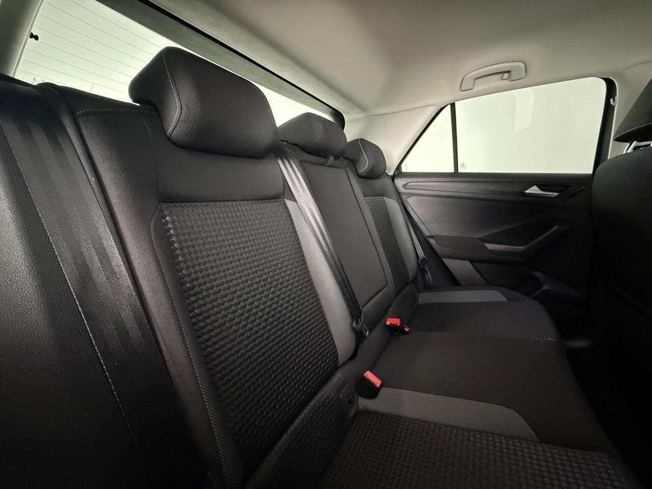 Volkswagen T-Roc thumbnail Seats Rear