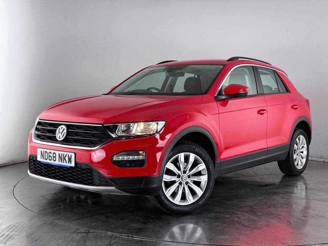 Volkswagen T-Roc thumbnail Front Left