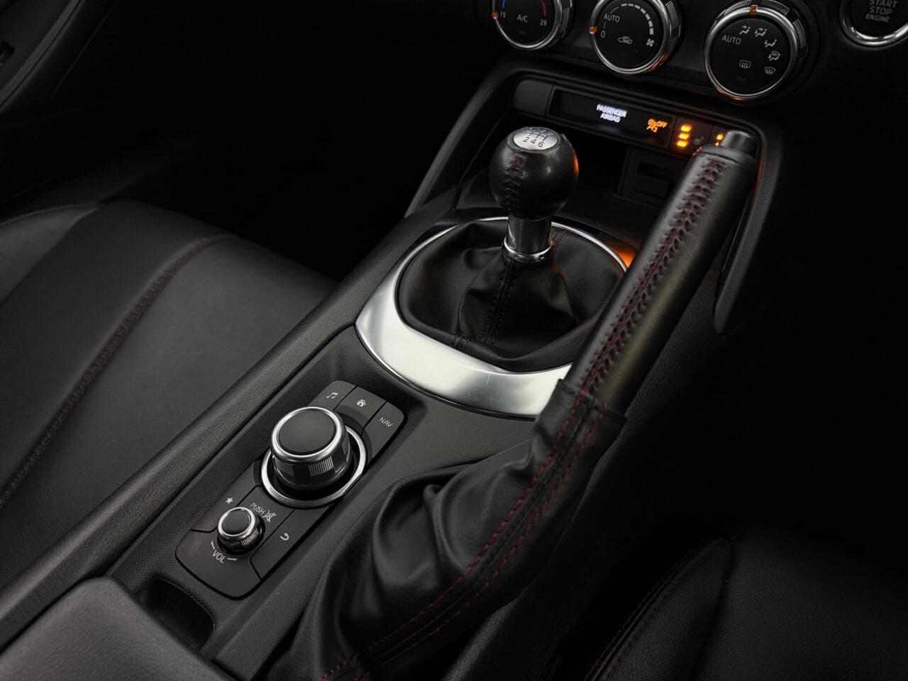 Mazda MX-5 thumbnail Interior Front