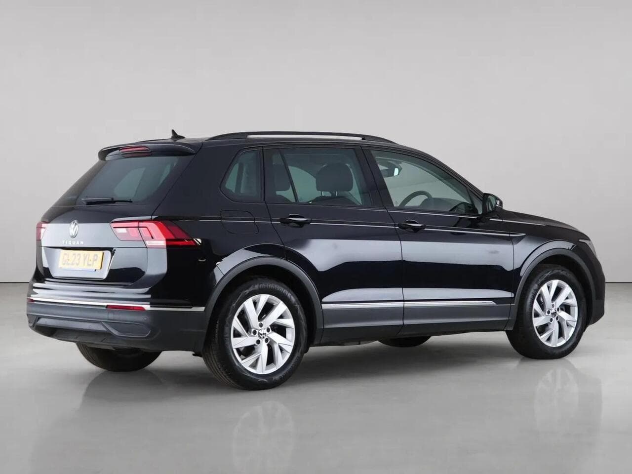 Volkswagen Tiguan thumbnail Rear Right