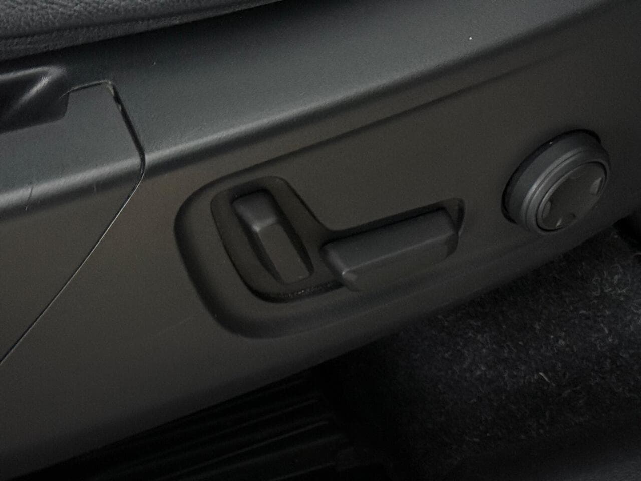 Volvo XC40 thumbnail Misc Controls
