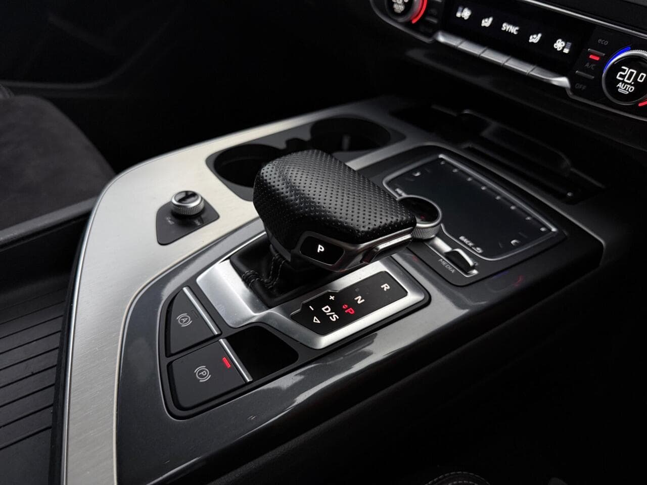 Audi Q7 thumbnail Interior Front