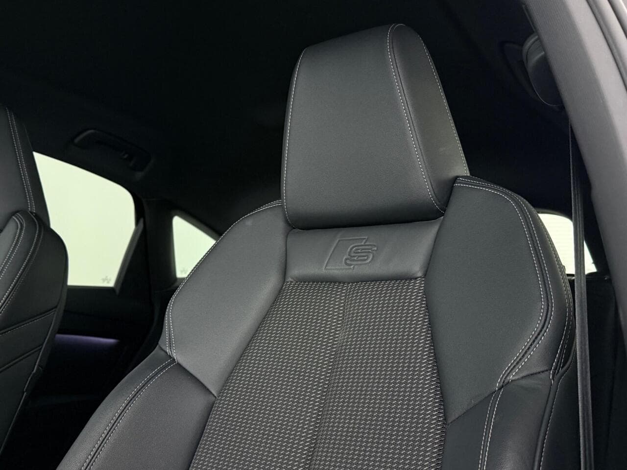 Audi Q4 e-tron thumbnail Seat Driver