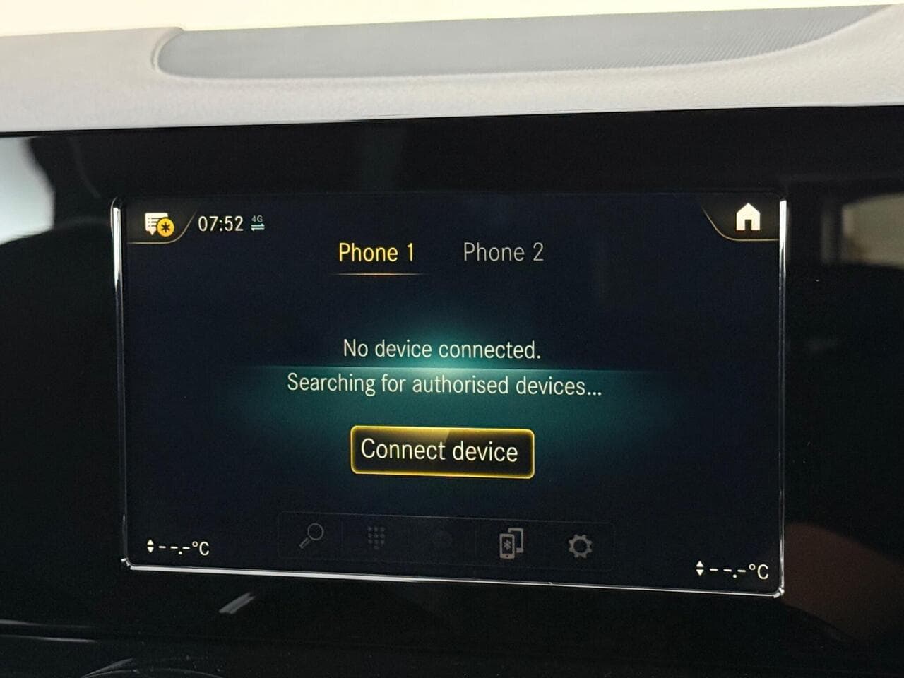 Mercedes-Benz GLA thumbnail Infotainment System