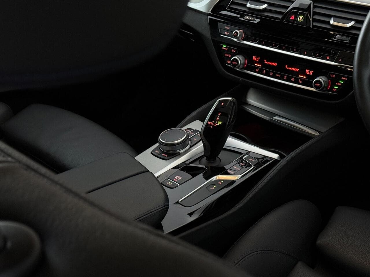 BMW 6 Series Gran Turismo thumbnail Interior Front