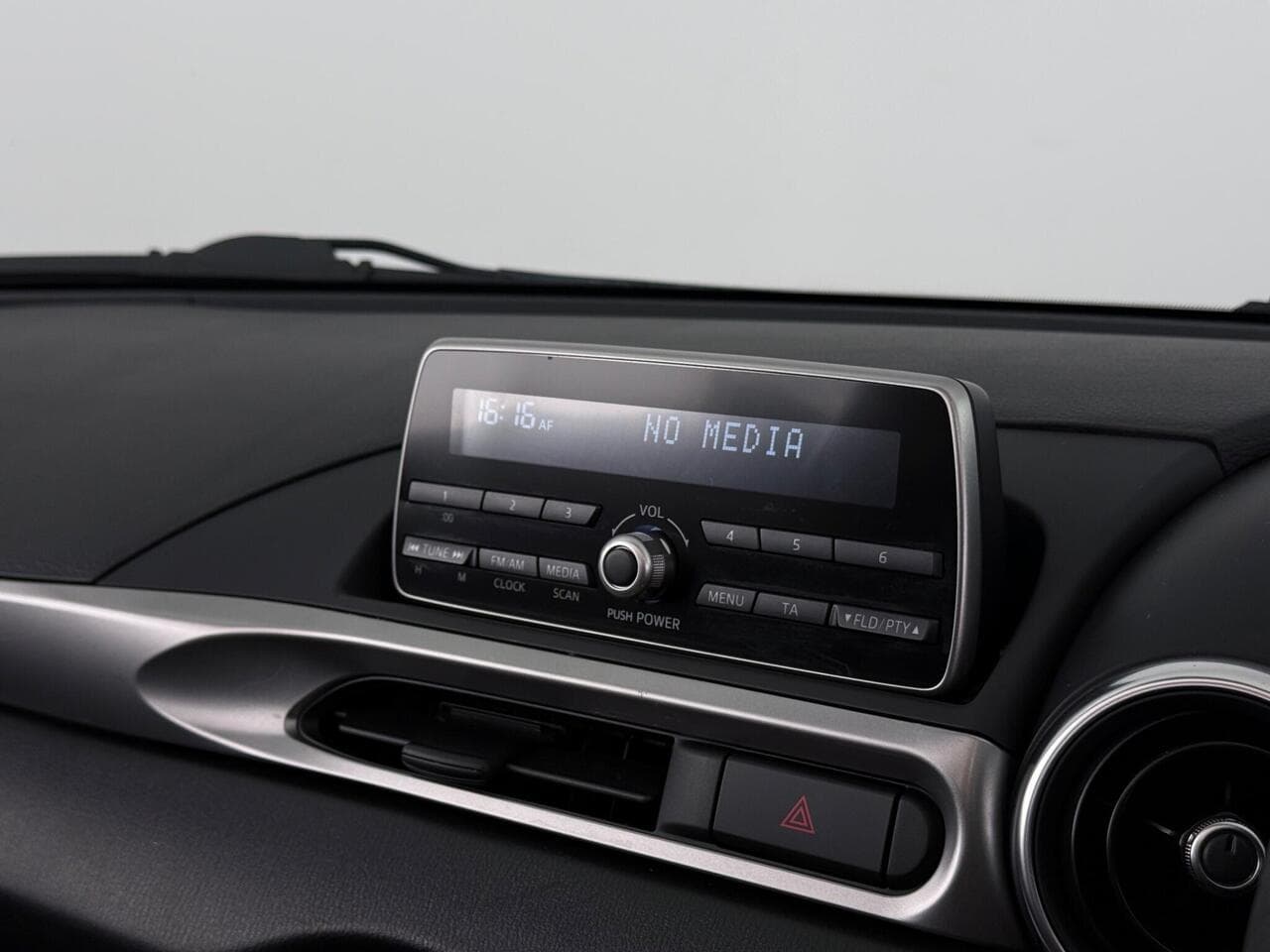 Fiat 124 Spider thumbnail Infotainment System