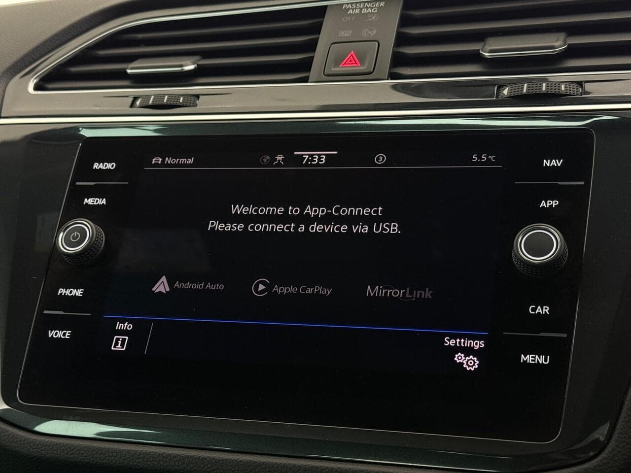 Volkswagen Tiguan thumbnail Infotainment System