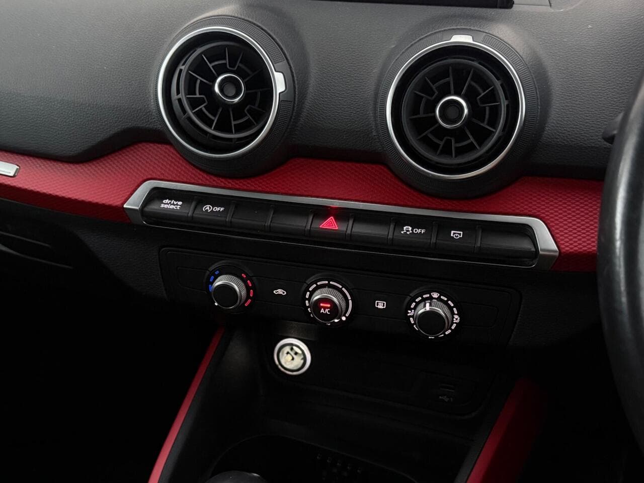 Audi Q2 thumbnail Interior Front