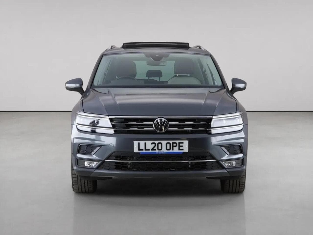 Volkswagen Tiguan thumbnail Front