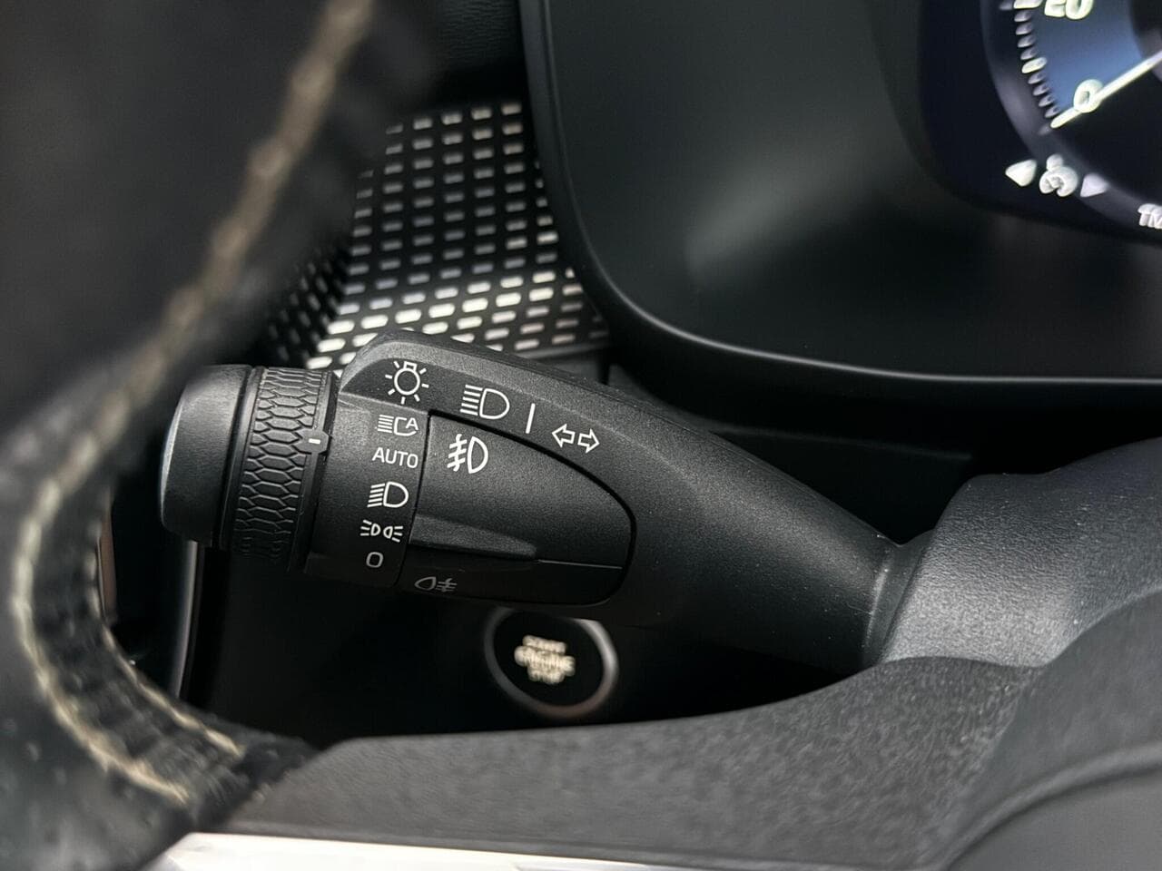 Volvo XC40 thumbnail Misc Controls