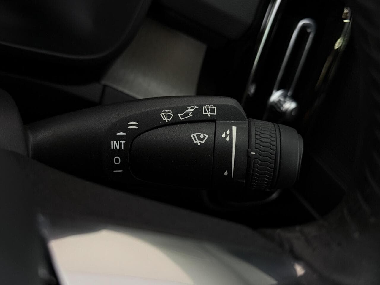 Volvo XC40 thumbnail Misc Controls