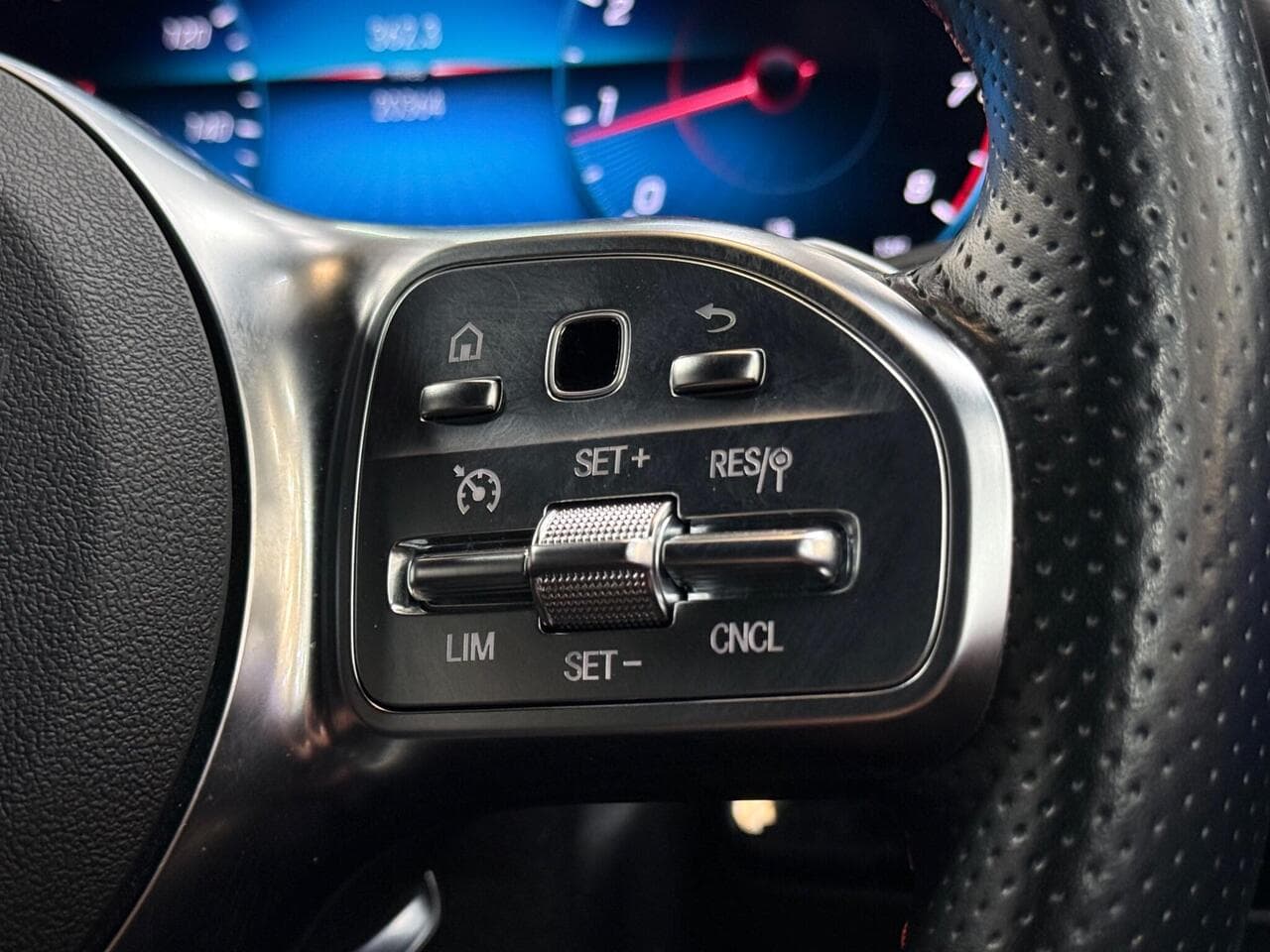 Mercedes-Benz GLA thumbnail Misc Controls