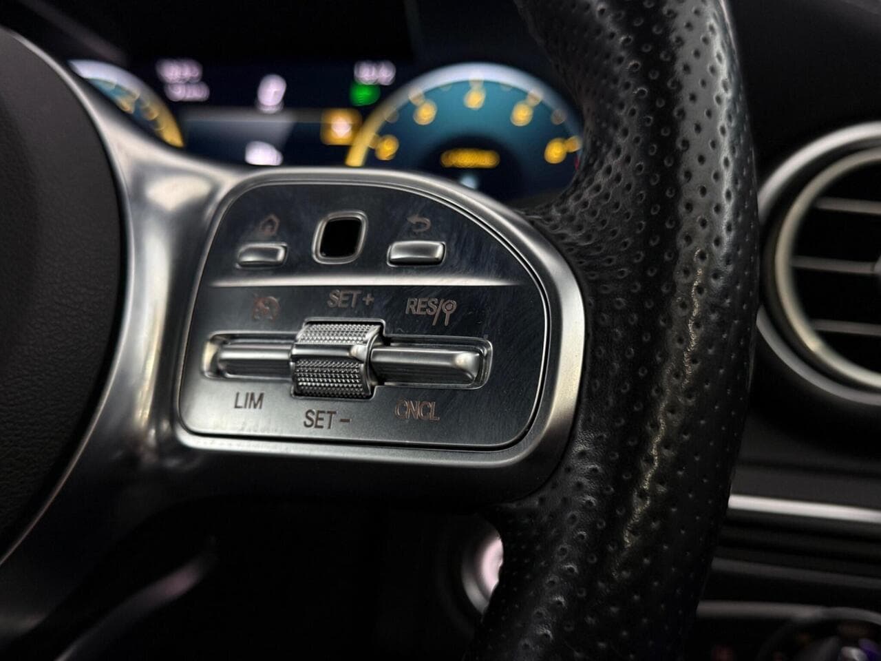 Mercedes-Benz C Class thumbnail Misc Controls