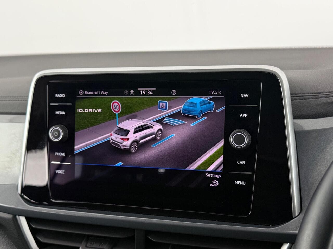 Volkswagen T-Roc thumbnail Infotainment System