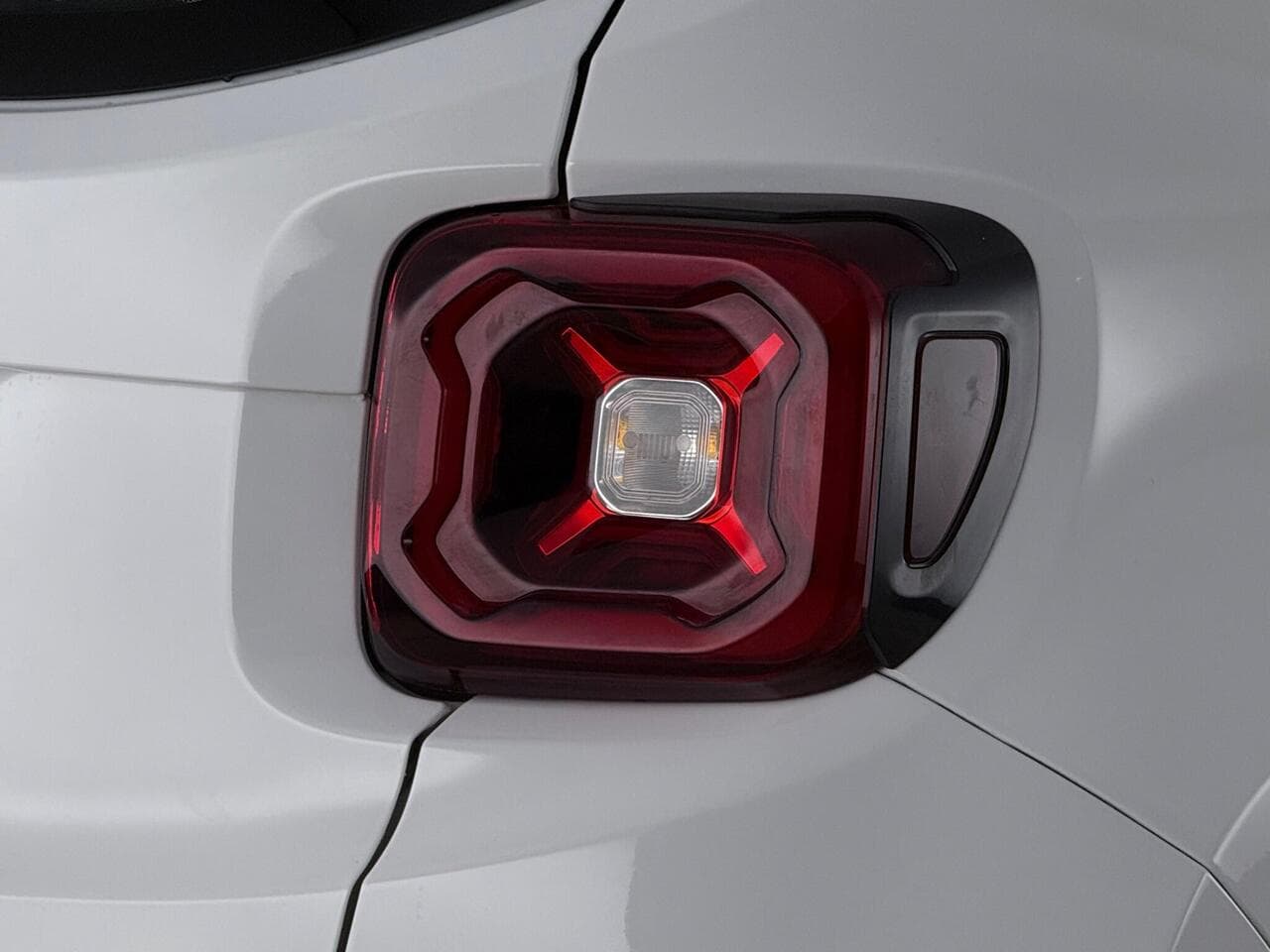 Jeep Renegade thumbnail Fuel Or Charging Port