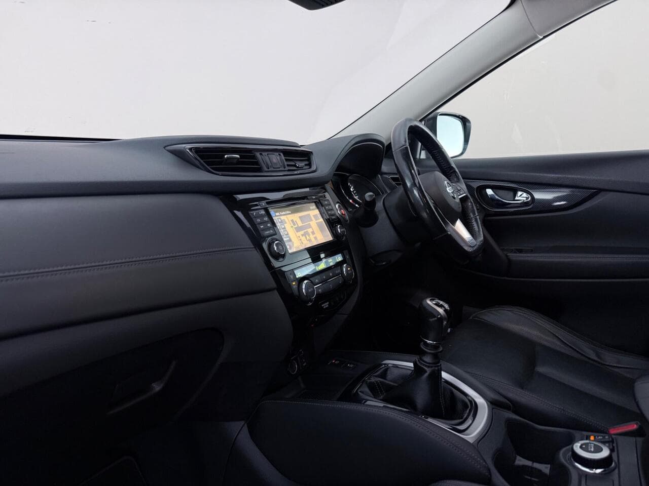 Nissan X-Trail thumbnail Interior Front