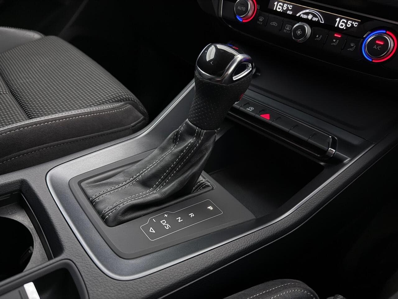 Audi Q3 thumbnail Interior Front