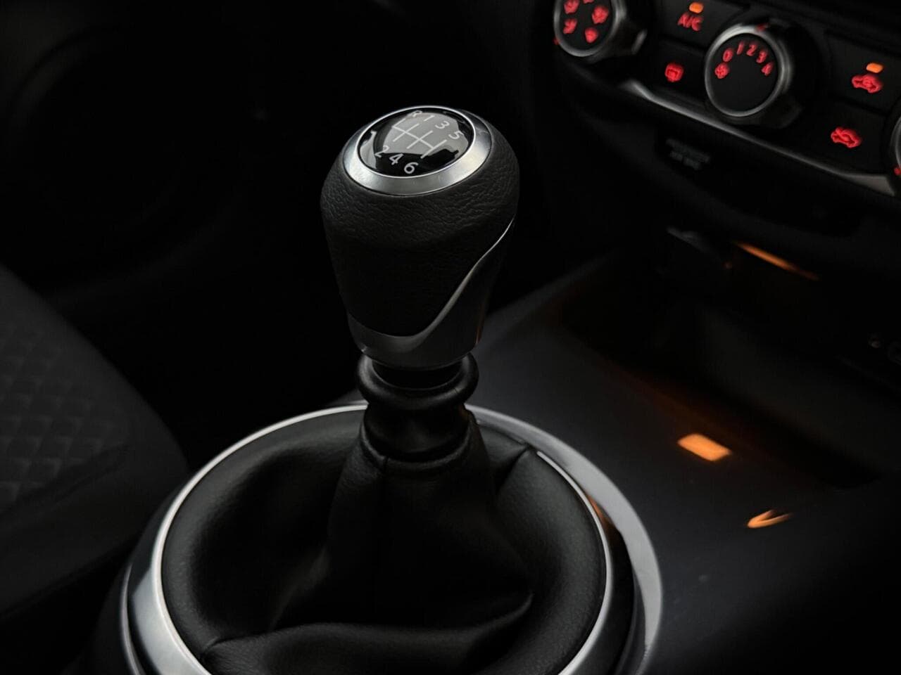 Nissan Juke thumbnail Interior Front