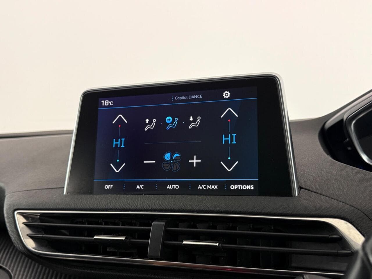 Peugeot 5008 thumbnail Infotainment System