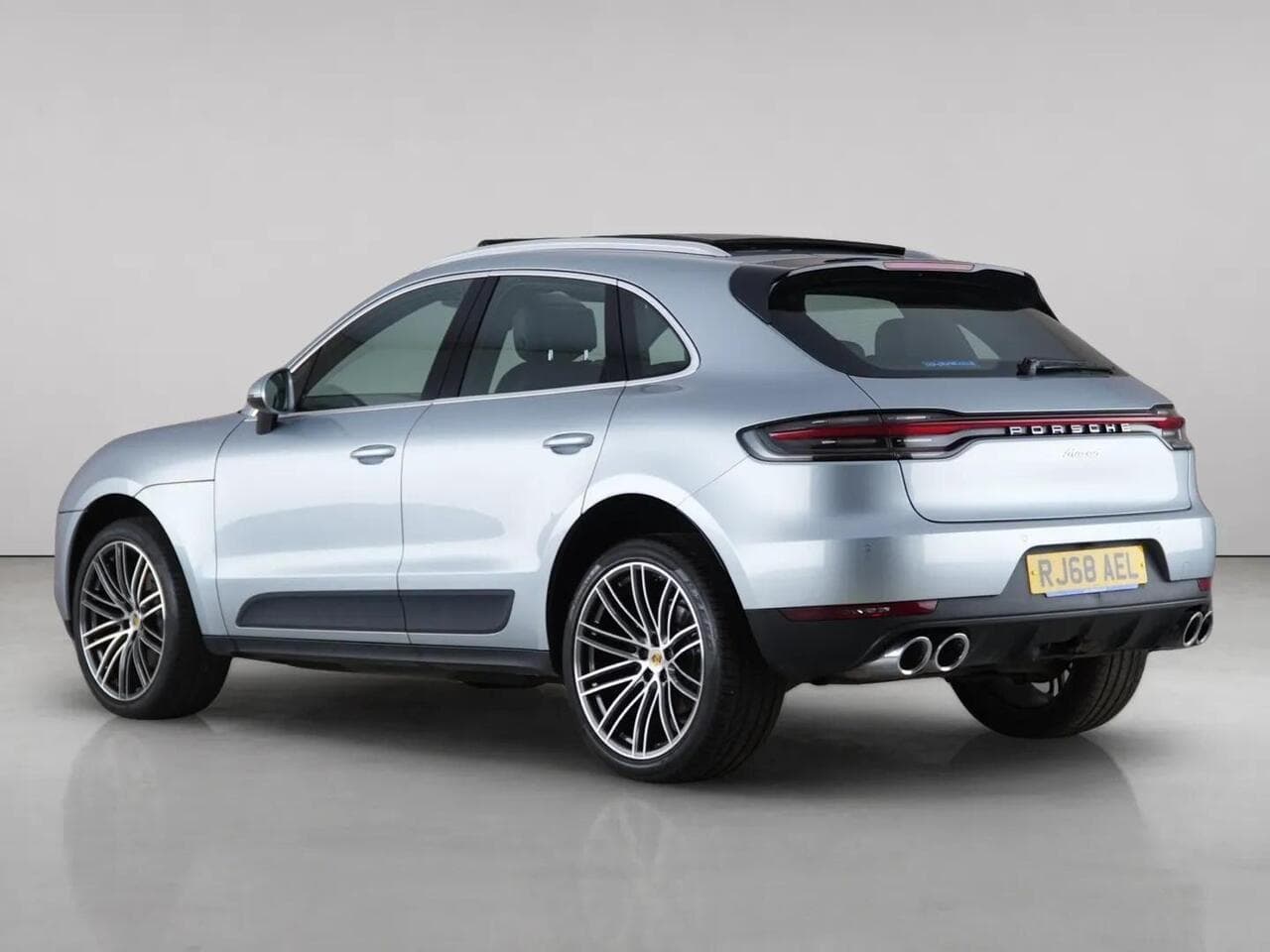 Porsche Macan thumbnail Rear Left